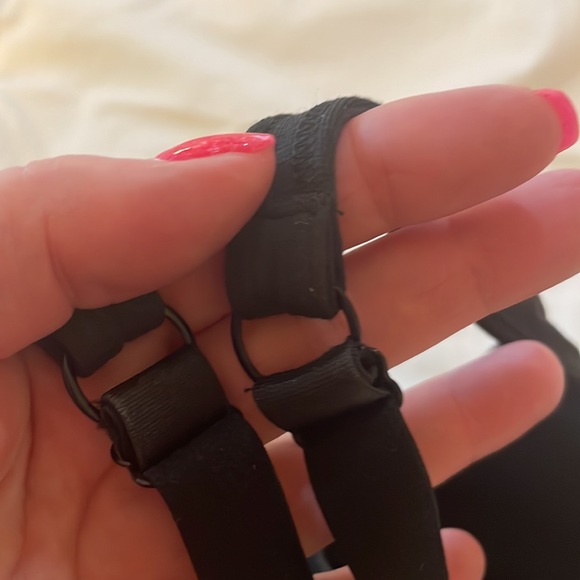 LUCY Black high impact adjustable strap sports bra w/Removable pads - Picture 4 of 7